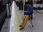 どこでも自分用のイスに座れる 折りたたみ一脚イス「Vチェア」